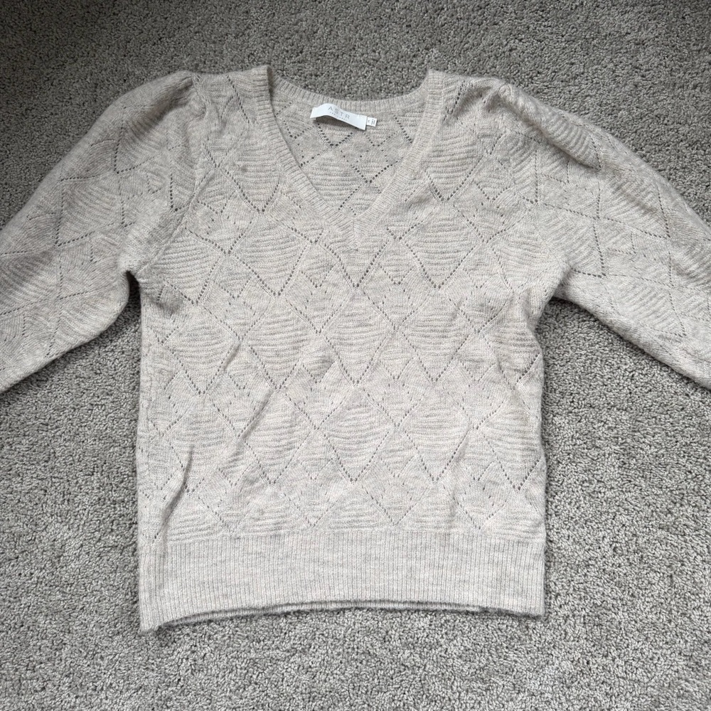 ASTR The Label Oatmeal Color Knit V-Neck Sweater Size Medium